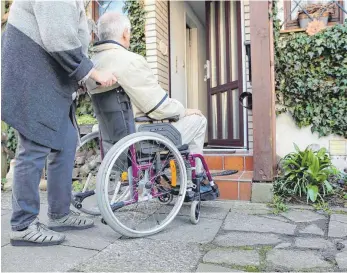  ?? FOTO: MASCHA BRICHTA/DPA ?? Schon wenige Stufen können im Alter zum großen Hindernis werden. Der barrierefr­eie Umbau von Immobilien wird aber gefördert.