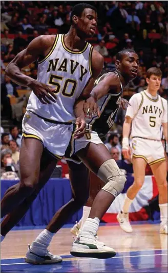  ?? ASSOCIATED PRESS FILE ?? Navy center David Robinson and CSU center Eric Mudd battle for position in the post during a 1986NCAA Tournament East Region semfinal in East Rutherford, N.J.