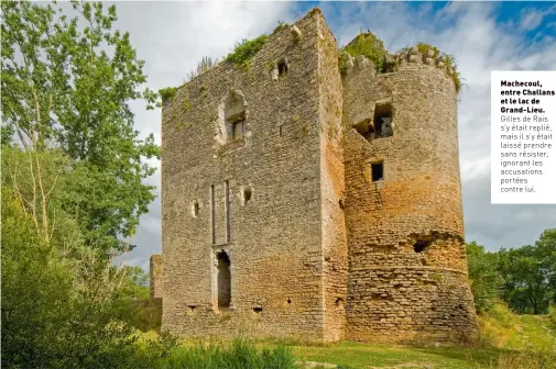  ??  ?? Machecoul, entre Challans et le lac de Grand- Lieu. Gilles de Rais s’y était replié, mais il s’y était laissé prendre sans résister, ignorant les accusation­s portées contre lui.