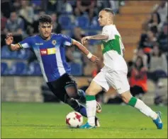  ??  ?? Y CON BAJAS. Moha, lesionado, presiona a Iván Sánchez en Copa.