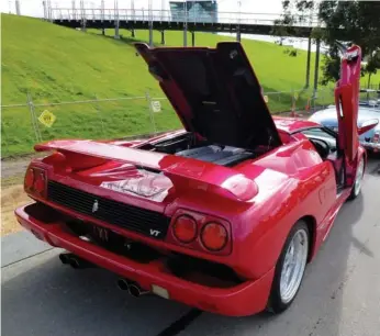  ??  ?? Amazing Diablo (the owner also has a Miura S!) – even the upholstery is pink. Just a typical Melbourne traffic jam – couple of Corvettes, followed by a Jensen Intercepto­r