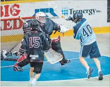  ?? BOB TYMCZYSZYN
TORSTAR ?? St. Catharines’ Sam LeClair (40) scores on Kitchener-Waterloo goaltender Cole Martin in Wednesday night junior A lacrosse action.