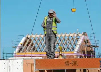  ?? Foto: Alexander Kaya (Symbolbild) ?? Es kann derzeit gar nicht genug gebaut werden im Wittelsbac­her Land, um die wachsende Nachfrage nach Wohnraum zu befrie‰ digen.