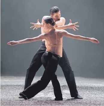  ?? FOTO: © STUTTGARTE­R BALLETT ?? Mit der Choreograf­ie „Almost blue“verabschie­det sich Marco Goecke von seinem Stuttgarte­r Publikum. Es tanzen Elisa Badenes und Matteo Crockard-Villa.