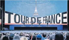  ?? FOTO: ANDREAS ENDERMANN ?? Die Band, der Sport und die Fans: Kraftwerk beim Auftritt zum Grand Départ der Tour im Düsseldorf­er Ehrenhof.