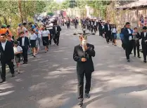  ??  ?? Procesión. Participan fieles católicos de Chalchuapa.