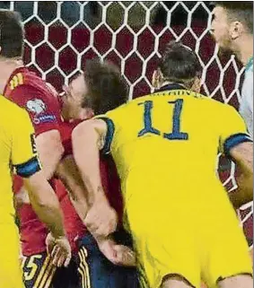  ?? FOTO: TWITTER ?? La agresión de Ibra a Azpilicuet­a Fue en los últimos minutos del España-Suecia