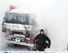  ??  ?? Bloss weg: Ein Soldat bringt sich in Sicherheit.Das Video zur Beinahe-Katastroph­e in Davos auf 20min.ch