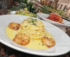  ?? Photos by Mike Sutter /Staff file ?? Shrimp Paesano, foreground, Special Salad and lasagna are among the favorites at the Italian restaurant Paesanos Riverwalk.