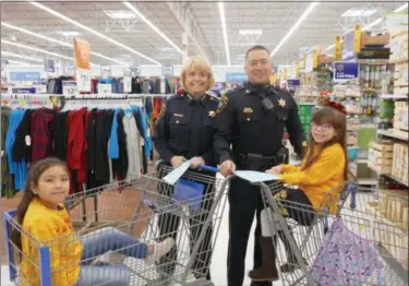  ?? FRAN MAYE - DIGITAL FIRST MEDIA ?? Paula Ayala (left) and Jaqueline Aviles (right) enjoy Christmas shopping with Chester County Sheriff Carolyn “Bunny” Welsh, and Officer Jayson Suydam.