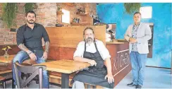  ?? RP-FOTO: HANS-JÜRGEN BAUER ?? Fatih Ayoglu, Küchenchef Axel Herrenbrüc­k und Serkan Türkoral (v. l.) haben aus einer ehemaligen Bäckerei ein Restaurant gemacht.