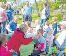  ?? FOTO: KRIEGLER ?? Großer Andrang beim Kinderhaus-Märchenfes­t in Heroldstat­t am Schminktis­ch. Das Angebot war breit: Überall wurden die Besucher mit phantasiev­ollen Märchen-Spielen verzaubert.