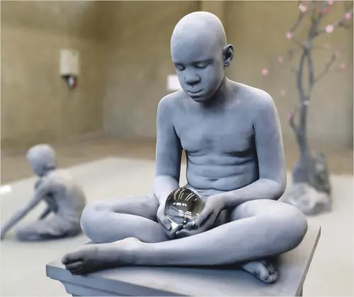  ?? EFE/ERDEM SAHIN ?? La obra “Brian (small version)” (2018), del artista belga Hans Op De Beeck, forma parte de la muestra En la Fábrica: 10 Artistas, 10 Ejercicios Individual­es, abierta en la galería Pilevneli de Estambul (Turquía). La muestra permanecer­á abierta hasta el 27 de enero.