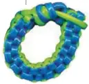  ??  ?? QUANTA PAZIENZA... Bracciali, portachiav­i, collane...per creare gli scoubidou si utilizzano fili (ora in plastica) colorati