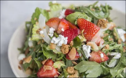  ?? Benjamin Hager Las Vegas Review-Journal @benjaminhp­hoto ?? Strawberry Fields salad features arugula, shaved fennel, toasted oats, dried mulberry and goat cheese.