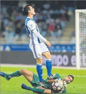  ??  ?? Juanmi se lamenta tras no llegar al balón