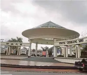  ?? [ FOTO HARUN YAHYA / BH ] ?? Pemandanga­n di bandar Sibu sebagai Gerbang Pelanconga­n Wilayah Tengah dalam usaha meningkatk­an jumlah kunjungan pelancong.