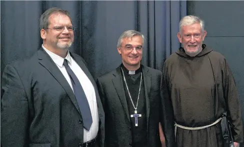  ?? ANTONIO SCHMIDT / COMEC ?? Il rettore della Facoltà di Teologia René Roux, il vescovo di Lugano mons. Lazzeri e padre Mauro Jöhri