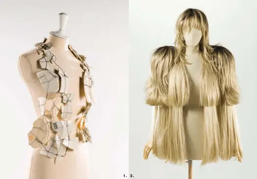  ??  ?? 1. Martin Margiela, gilet, Automne-hiver 1989-1990. 47 éclats de porcelaine et faïence. Fil de métal argenté. Fil de métal noirci. 2. Martin Margiela, vesteperru­ques et postiche, Automne-hiver 2008, collection « Artisanal », puis Printemps-été 2009....