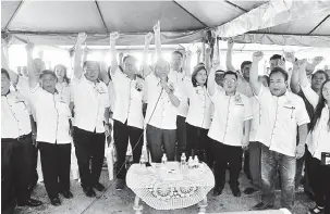  ??  ?? BERTEMU RAKYAT: Tiong (lima kiri) mengetuai ahli-ahli UPP Dudong melaungkan slogan ‘Hidup UPP!’.
