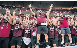  ?? FOTO: DPA ?? Eröffnungs­spiel im Al-Bait Stadion. Die „Katar-Ultras“bejubeln vor dem Spiel ihre Mannschaft.