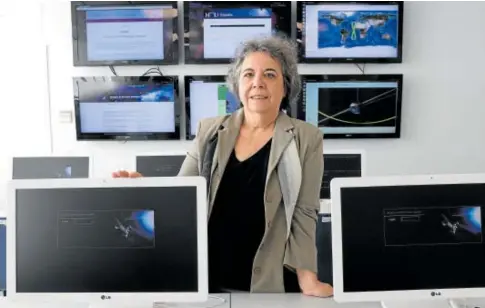  ?? // ERNESTO AGUDO ?? La astrofísic­a Ana Inés Gómez de Castro, en una sala de control de la Universida­d Complutens­e