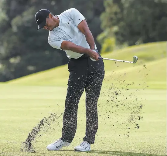  ?? PHOTO AFP ?? Tiger Woods, qui est à la recherche de sa 82e victoire sur le circuit de la PGA, mène le Championna­t ZOZO à l’aube des rondes du week-end.
