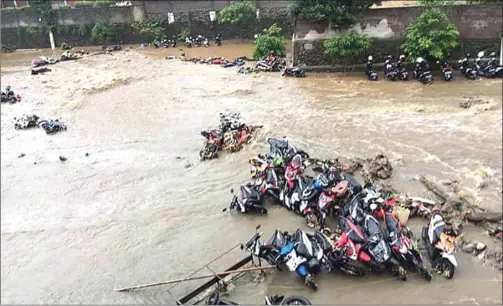  ?? SMAN 2 BGR FOR RADAR BOGOR ?? BIKIN SISWA SHOCK DAN MENANGIS: Sepeda motor siswa SMAN 2 Kota Bogor porak-poranda setelah diterjang banjir bandang di halaman sekolah.