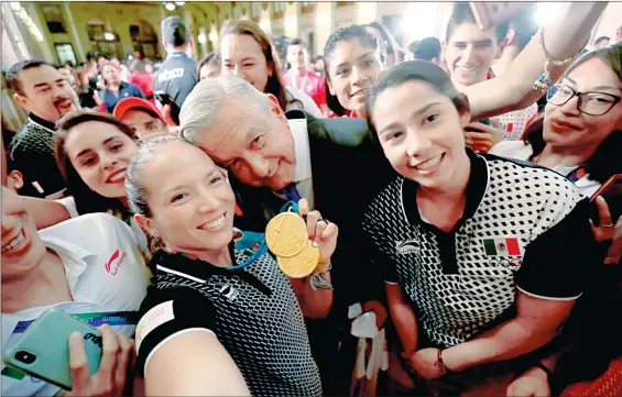  ?? Foto Presidenci­a ?? Tras la ceremonia en Palacio Nacional, el presidente Andrés Manuel López Obrador se tomó selfies con los deportista­s panamerica­nos.