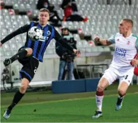  ?? FOTO BELGA ?? De 18-jarige Ignace Van der Brempt toonde zich aan de Brugse familie. Ook aan Herkenaar Casper De Norre.