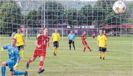  ?? FOTO: HKB ?? Der VfL Mühlheim hofft im Relegation­sspiel gegen den TV Darmsheim auf Tore seines Stürmers Maximilian Bell, der mit 27 Treffern Torschütze­nkönig in der Bezirkslig­a Schwarzwal­d wurde. Dieser Schuss von Bell (rotes Trikot) landete jedoch nicht im,...