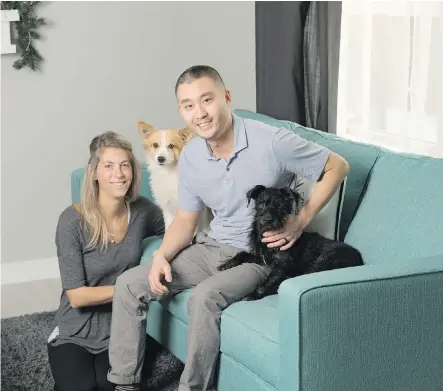  ?? DON MOLYNEAUX ?? Jason and Amanda Siu sit with their dogs Coco and Tucker in their new home in Midtown.