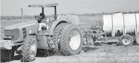  ?? FOTO: EL DEBATE ?? > Productor agrícola incorporan­do a las tierras de siembra fertilizan­tes.