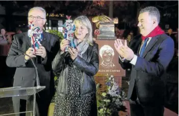  ?? ?? Enrique Maya, María José Rodríguez y Román Rodríguez cambiaron obsequios.