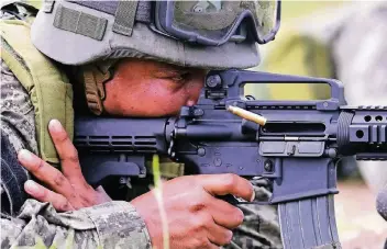  ?? FOTO: DPA ?? Der amerikanis­che Waffenprod­uzent Remington stellt unter anderem das Sturmgeweh­r M 4 her.