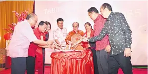  ?? ?? MERAIKAN: Uggah bersama isterinya Dato Doreen Mayang serta (dari kiri) Richard, Chiew dan isterinya Liew Hi Ling, Majang, Aidel dan Richard menggaul ‘yee sang’ pada majlis tersebut.