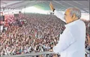  ?? MANOJ DHAKA/HT ?? Former Haryana chief minister Bhupinder Singh Hooda addressing a rally at Mahendraga­rh in Haryana on Sunday.