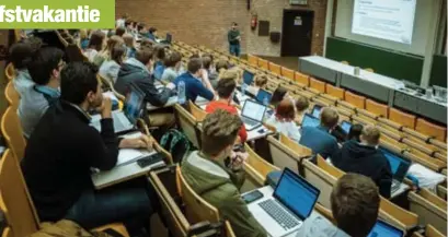  ?? FOTO LUC DAELEMANS ?? In een aantal hoorcolleg­es van het departemen­t Communicat­ie blijft de laptop in de ban tot aan de herfstvaka­ntie.