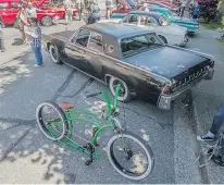 ?? PHOTOS: CAM HUTCHINS/PNG ?? Serge’s custom cruiser bike beside a cool ‘barn find’ Lincoln Continenta­l.