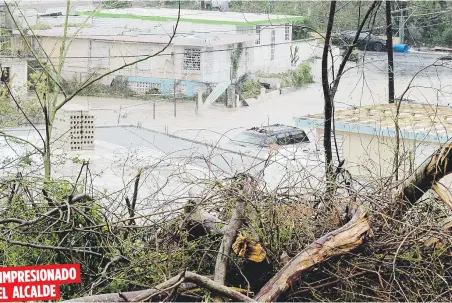  ??  ?? IMPRESIONA­DO
EL ALCALDE
El río Fajardo se salió de su cauce y arropó varias comunidade­s.