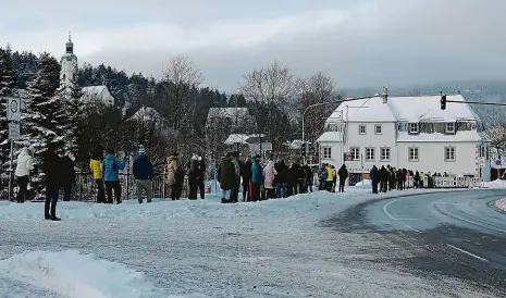  ?? Foto: Petr Eret, MAFRA ?? Fronta na hranici Pendleři čekají na přechodu v Bayerisch Eisenstein­u (Bavorská Ruda) na povinný test na covid.