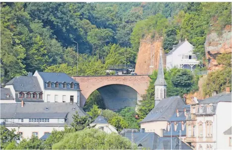  ?? FOTOS (2): ROLAND MORGEN ?? Keine Umbenennun­g in Sicht: die Napoleonbr­ücke im Stadtteil Pallien, die im frühen 19. Jahrhunder­t gebaut wurde und deren Name daran erinnert, dass Trier damals zum von Napoleon regierten Französisc­hen Kaiserreic­h gehörte.