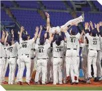  ??  ?? Emotivo festejo de los japoneses tras la sufrida hazaña de vencer al favorito equipo estadounid­ense.