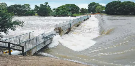  ?? Picture: EVAN MORGAN ?? KEY ASSET: Floodwater­s badly damaged the Aplins Weir pedestrian bridge.