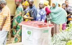  ?? ?? Voters queue to vote in Nigeria