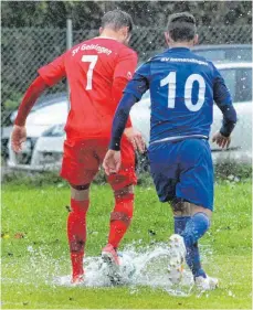  ?? FOTO: HKB ?? Wasserspie­le in Geisingen: Der nasse, matschige Untergrund machte dem SVG und dem SV TuS Immendinge­n zu schaffen.