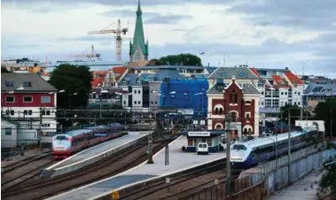  ?? ARKIVFOTO ?? Tiden er nå inne for å rette opp gamle synder. Kristiansa­nd jernbanest­asjon som ligger i sentrum bør legges ned slik den fungerer i dag, skriver artikkelfo­rfatteren.