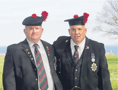  ?? Picture: George Mcluskie. ?? Former Black Watch soldiers Eddie Pratt, left, and Norrie Ednie, at the war memorial in Methil.