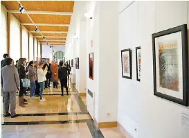  ??  ?? Un público numeroso asistió a la inauguraci­ón de la muestra.