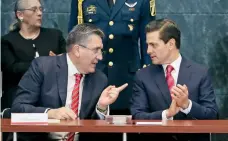  ??  ?? El ómbudsman Luis Raúl González Pérez entregó al presidente Enrique Peña Nieto el Informe Anual de Actividade­s 2017 de la CNDH.